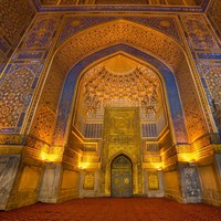 Masuk ke Masjid Tilla Kari di Samarkand, Uzbekistan, siap-siap terpukau dengan ubin emas yang memenuhi interiornya. Dengan segala keunikannya yang sarat nilai historisnya, masjid peninggalan abad ke-17 ini diakui UNESCO sebagai salah satu warisan budaya dunia. (Foto: Getty Images/iStock)