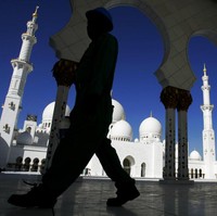 Masjid ini dinamai sesuai dengan nama Sheikh Zayed bin Sultan Al Nahyan, pendiri sekaligus mantan penguasa Uni Emirat Arab. Menelan biaya pembuatan hingga US$ 545 juta, masjid di Abu Dhabi ini terdiri dari  82 kubah marmer putih, 1.096 kolom eksterior, 96 kolom internal semi mulia bertahtakan permata, dan tujuh lampu Kristal Swarovski berlapis emas 24 karat. Adapun daya tampungnya bisa mencapai 40.000 jemaah. (Foto: Getty Images/iStock)