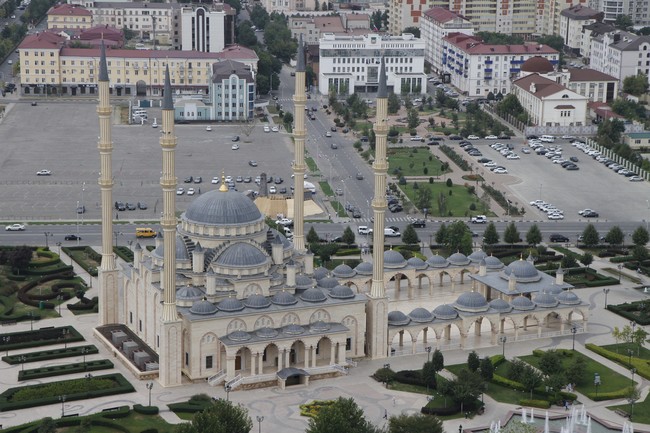 Masjid Akhmad Kadyrov yang berada di jantung kota Grozny, Republik Chechnya, berdiri di sebuah kompleks yang terdiri perpustakaan besar, madrasah, asrama. Empat menara melengkapi eksterior masjid yang selesai dibangun pada 2008 ini. Adapun interiornya didominasi tembok marmer yang desainnya terinspirasi dari Great Mosque of Córdoba. (Foto: Getty Images/iStock)