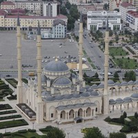 Masjid Akhmad Kadyrov yang berada di jantung kota Grozny, Republik Chechnya, berdiri di sebuah kompleks yang terdiri perpustakaan besar, madrasah, asrama. Empat menara melengkapi eksterior masjid yang selesai dibangun pada 2008 ini. Adapun interiornya didominasi tembok marmer yang desainnya terinspirasi dari Great Mosque of Córdoba. (Foto: Getty Images/iStock)