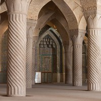 Masjid Nasir al-Mulk menawarkan daya tarik tersendiri berkat dekorasi yang memancarkan aura kemewahan sebagaimana kebanyakan masjid yang dibangun pada akhir abad ke-19. Dijuluki Pink Mosque karena nuansa pink yang dominan, masjid ini dihiasi ubin kashi yang kaya warna. Dua menara berlonceng di bangunan ini menegaskan pengaruh desain Eropa. (Foto: Getty Images/iStock)