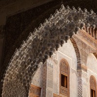 Berawal dari tempat ibadah bagi komunitas kecil di Fes, Maroko, bangunan Masjid Qarawiyyin terus berevolusi selama ratusan tahun. Pada pertengahan abad ke-14, ada tambahan Court of the Lions. Dekorasi yang terbuat dari pahatan tersebut berbentuk 12 singa yang sedang menopang wadah marmer berisi air mancur. (Foto: Getty Images/iStock)