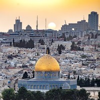 Salah satu daya pikat di kompleks Al-Haram Asy-Syarif yang tersohor itu adalah Dome of The Rock (Kubah Batu). Berbentuk oktagonal atau persegi delapan, masjid ini dibangun mengikuti tradisi arsitektur khas Bizantium pada abad ke-7. Menariknya, di dalam masjid terdapat batu yang diyakini menjadi tempat pijakan Nabi Muhammad dalam perjalanan Isra Mikraj. Selain itu, bagi umat Yahudi, batu itu disebut sebagai tempat Nabi Ibrahim menyembelih anaknya, Ishak. Diyakini pula tempat tersebut sebagai tempat lahir Nabi Daud. (Foto: Getty Images/iStock)