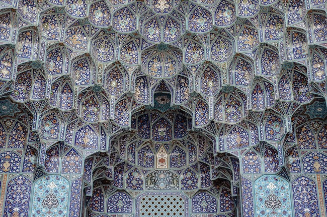 Di antara banyak masjid di Iran, keindahan Shaykh Lotfollah di Isfahan, sulit tertandingi. Rampung dibangun pada 1618-1619, masjid ini awalnya hanya untuk keluarga kerajaan. Tak heran bila interiornya megah bak istana dengan tembok dan kubah yang dilapisi ubin bercorak klasik. (Foto: Getty Images/iStock)