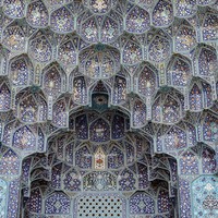 Di antara banyak masjid di Iran, keindahan Shaykh Lotfollah di Isfahan, sulit tertandingi. Rampung dibangun pada 1618-1619, masjid ini awalnya hanya untuk keluarga kerajaan. Tak heran bila interiornya megah bak istana dengan tembok dan kubah yang dilapisi ubin bercorak klasik. (Foto: Getty Images/iStock)