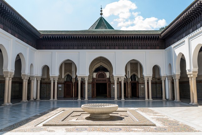 Sebagai salah satu negara Eropa dengan komunitas imigran Muslim terbesar, Prancis memiliki sebuah masjid agung bernama Great Mosque of Paris. Menurut Architectural Digest, masjid yang berdiri sejak 1926 ini memiliki arsitektur yang memesona berkat pengaruh gaya Neo-Mudéjar dengan sentuhan budaya Spanyol dan Afrika Utara. (Foto: Getty Images/iStock)