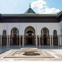Sebagai salah satu negara Eropa dengan komunitas imigran Muslim terbesar, Prancis memiliki sebuah masjid agung bernama Great Mosque of Paris. Menurut Architectural Digest, masjid yang berdiri sejak 1926 ini memiliki arsitektur yang memesona berkat pengaruh gaya Neo-Mudéjar dengan sentuhan budaya Spanyol dan Afrika Utara. (Foto: Getty Images/iStock)