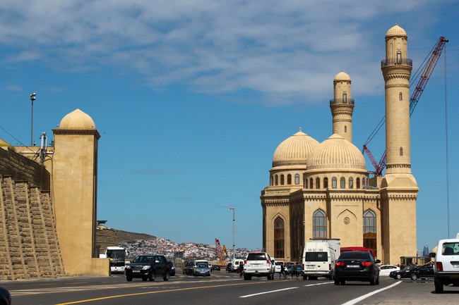 Pertama kali dibangun pada 1282, Masjid Bibi-Heybat di Baku, Azerbaijan, yang baru, melalui restorasi besar-besaran dalam rentan 1997 hingga 2005. Konon katanya, masjid ini berdiri di atas makam Ukeyma Khanum, salah satu keturunan Nabi Muhammad. Eksteriornya menampilkan batu kapur lokal, dan interiornya dihiasi dengan ubin berwarna-warni dan prasasti emas. (Foto: Getty Images/iStock)