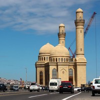 Pertama kali dibangun pada 1282, Masjid Bibi-Heybat di Baku, Azerbaijan, yang baru, melalui restorasi besar-besaran dalam rentan 1997 hingga 2005. Konon katanya, masjid ini berdiri di atas makam Ukeyma Khanum, salah satu keturunan Nabi Muhammad. Eksteriornya menampilkan batu kapur lokal, dan interiornya dihiasi dengan ubin berwarna-warni dan prasasti emas. (Foto: Getty Images/iStock)