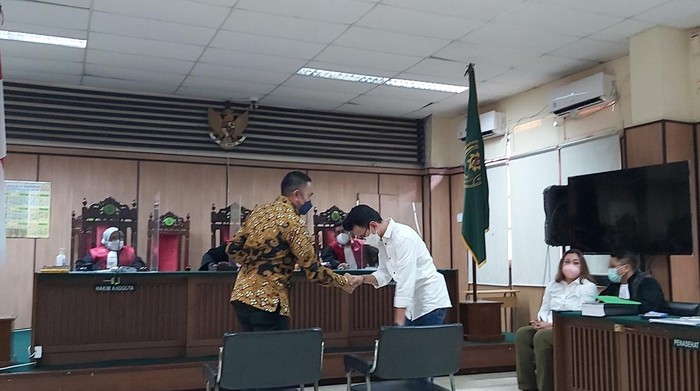 Adam Deni-Ahmad Sahroni Saling Memaafkan Usai Sidang UU ITE