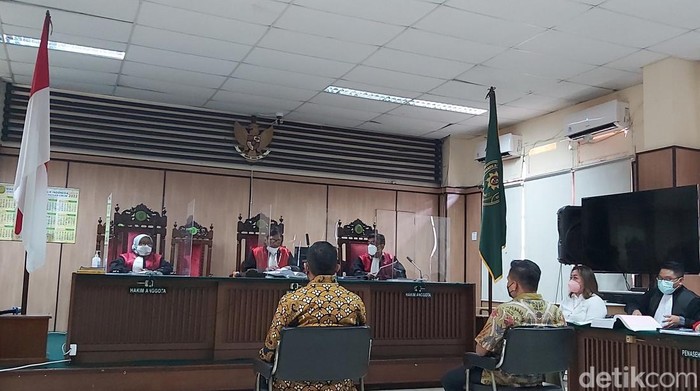 Ahmad Sahroni jadi saksi di sidang Adam Deni