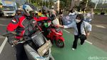 Aksi Mahasiswa Bagikan Takjil di Depan Gedung DPR
