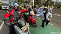 Mereka membagikan takjil kepada pengendara yang melintas di depan Gedung Wakil Rakyat, Kompleks Parlemen, Senayan, Jakarta.