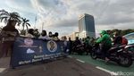 Aksi Mahasiswa Bagikan Takjil di Depan Gedung DPR