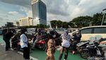 Aksi Mahasiswa Bagikan Takjil di Depan Gedung DPR
