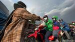 Aksi Mahasiswa Bagikan Takjil di Depan Gedung DPR