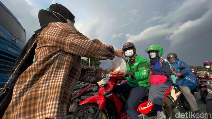 Aksi Mahasiswa Bagikan Takjil di Depan Gedung DPR Sejumlah mahasiswa membagikan takjil di depan gedung DPR RI. Mereka membagikan makanan kepada pengendara yang melintas.