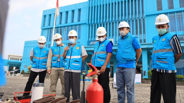 General Manager PLN UIWRKR, Hartono memberikan arahan saat apel personil.