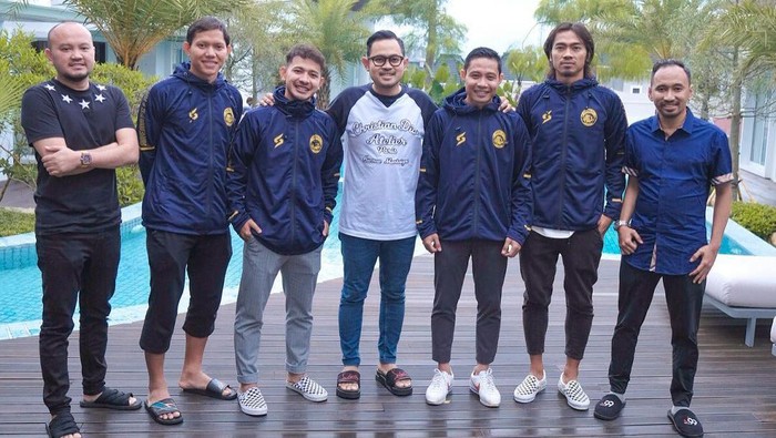 Arema FC resmi mengontrak empat pemain baru untuk musim depan. Kehadiran empat pemain itu menjadi bagian dari percepatan membentuk kerangka tim baru.