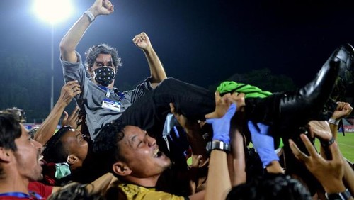 Para pemain dan official Bali United saat merayakan kemenangan sebagai juara Kompetisi BRI Liga 1 2021/2022 beberapa waktu lalu.