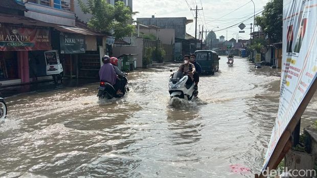 Sejumlah rumah dan jalan di Kecamatan Jati, Kudus, tergenang banjir, Rabu (6/4/2022).