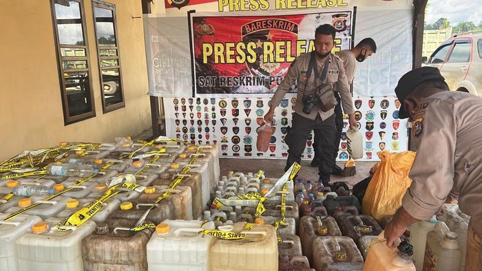 Barang bukti 2,3 ton miras tradisional hasil operasi pekat selama 4 hari Ramadan di Muna, Sultra (Dok. Istimewa)