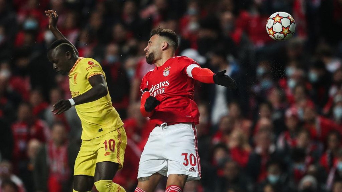 Aksi Sadio Mane di babak pertama melawan Benfica. (Foto: AFP/CARLOS COSTA)