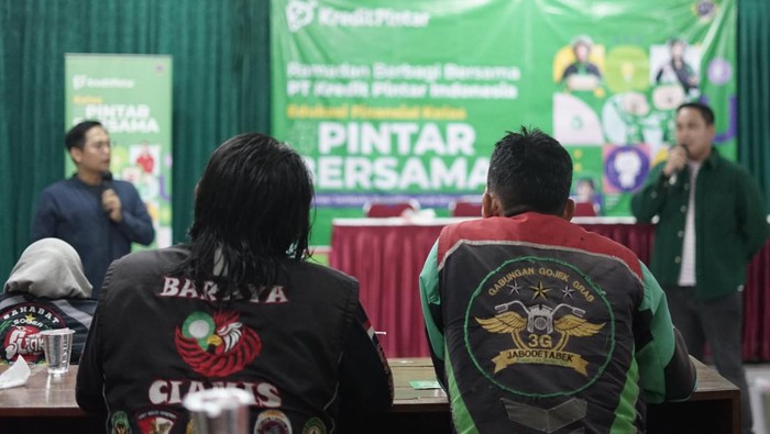 PT Kredit Pintar Indonesia memberikan donasi berupa Sembako Ramadan kepada para pengemudi ojek online.