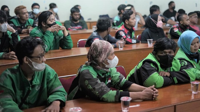 PT Kredit Pintar Indonesia memberikan donasi berupa Sembako Ramadan kepada para pengemudi ojek online.