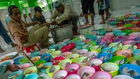 Pengurus masjid menyiapkan bubur India sebagai tradisi sajian berbuka puasa di Masjid Jami Pekojan, Purwodinatan, Semarang, Jawa Tengah, Senin (4/4/2022). Penyajian bubur India selama bulan Ramadan untuk warga setempat dan kaum dhuafa itu telah menjadi tradisi selama lebih dari seratus tahun dan pertama kali dilakukan oleh pedagang asal India yang menetap di kampung sekitar masjid tersebut. (Aji Styawan/Antara Foto)