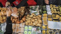 Pasar Benhil menjadi tempat untuk traveler berburu takjil. Ada begitu banyak jajanan mulai dari aneka gorengan, kolak hingga nasi kapau. (ANTARA FOTO/Dhemas Reviyanto)