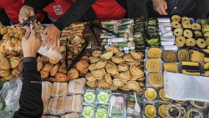 Berburu Takjil Buka Puasa di Berbagai Daerah Warga memilih makanan untuk berbuka puasa di Pasar Takjil Bendungan Hilir (Benhil), Jakarta, Senin (4/4/2022). Pasar takjil yang digelar setiap bulan Ramadhan tersebut dipadati warga untuk membeli aneka makanan berbuka puasa. ANTARA FOTO/Dhemas Reviyanto/tom.