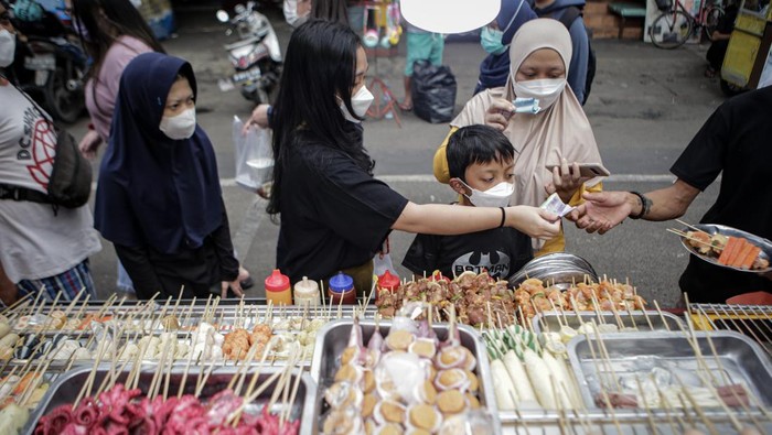 Sejumlah calon konsumen memilih makanan untuk berbuka puasa di Pasar Lama, Kota Tangerang, Banten, Senin (4/4/2022). Kawasan Pasar Lama menjadi salah satu destinasi warga untuk mencari takjil di bulan Ramadhan. ANTARA FOTO/Fauzan/tom.