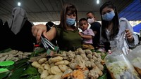 Pengunjung memilih jajanan pempek yang dijual di Pasar Bedug, Pasar Jambi, Jambi, Senin (4/4/2022). Pemkot Jambi kembali membuka pasar takjil yang menyediakan menu berbuka puasa setelah dua tahun sebelumnya ditiadakan akibat pandemi COVID-19. (Wahdi Septiawan/Antara Foto)