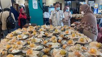 Petugas menyiapkan makanan untuk berbuka puasa di Masjid Jogokariyan, Yogyakarta, Selasa (5/4/2022). Selama bulan Ramadhan, setiap hari pengurus Masjid Jogokariyan menyiapkan 3.000 porsi makanan yang dibagikan gratis kepada masyarakat. (Hendra Nurdiyansyah/Antara Foto)