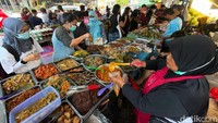 Konsumen membeli makanan dan minuman untuk berbuka puasa.