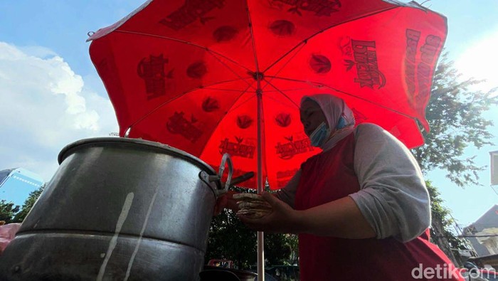 Cuaca Jakarta cerah hari ini. Warga pun memenuhi  Jalan Bendungan Hilir, Jakarta Pusat, untuk berburu menu berbuka puasa.