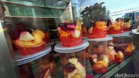 Sebelumnya hujan deras mengguyur wilayah DKI Jakarta pada kemarin sore yang membuat sepinya pembeli takjil.