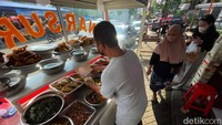 Berbagai makanan yang dijajakan diserbu warga.