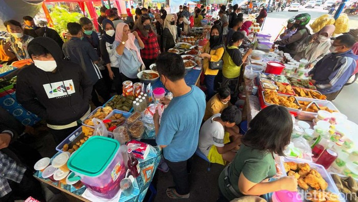 Berburu Takjil di Kawasan Benhil Cuaca Jakarta cerah hari ini. Warga pun memenuhi Jalan Bendungan Hilir, Jakarta Pusat, untuk berburu menu berbuka puasa.