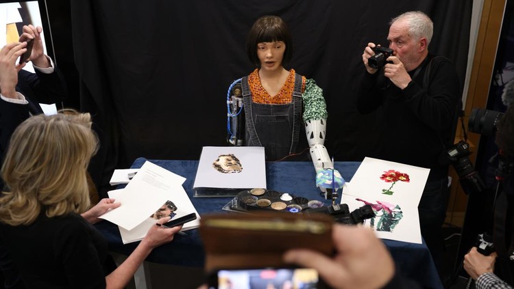 Bikin Terpana! Ini Lho Hasil Lukisan Seniman Robot Ai-Da Seniman robot Ai-Da menunjukkan kemampuan melukisnya di hadapan media. Penasaran seperti apa hasil lukisannya? Lihat yuk.