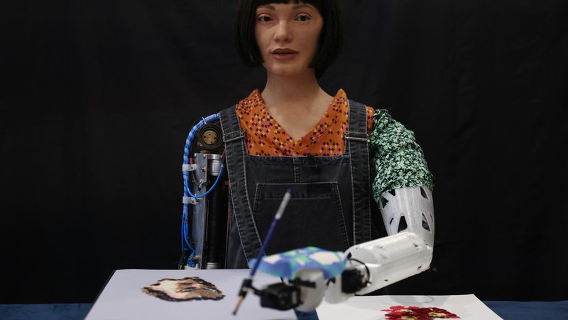 Seniman robot Ai-Da menunjukkan kemampuan melukisnya di hadapan media. Penasaran seperti apa hasil lukisannya? Lihat yuk.