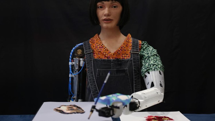 Bikin Terpana! Ini Lho Hasil Lukisan Seniman Robot Ai-Da Seniman robot Ai-Da menunjukkan kemampuan melukisnya di hadapan media. Penasaran seperti apa hasil lukisannya? Lihat yuk.