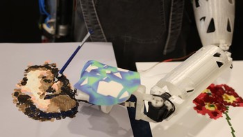 Ai-Da bukan robot sembarangan. Robot yang dilengkapi dengan kecerdasan buatan (AI) ini diprogram untuk bisa melukis. Tak heran, Ai-Da disebut sebagai seniman robot pertama di dunia.  