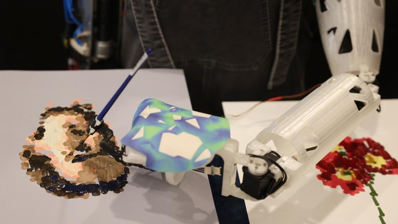 Seniman robot Ai-Da menunjukkan kemampuan melukisnya di hadapan media. Penasaran seperti apa hasil lukisannya? Lihat yuk.