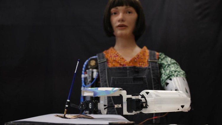 Seniman robot Ai-Da menunjukkan kemampuan melukisnya di hadapan media. Penasaran seperti apa hasil lukisannya? Lihat yuk.