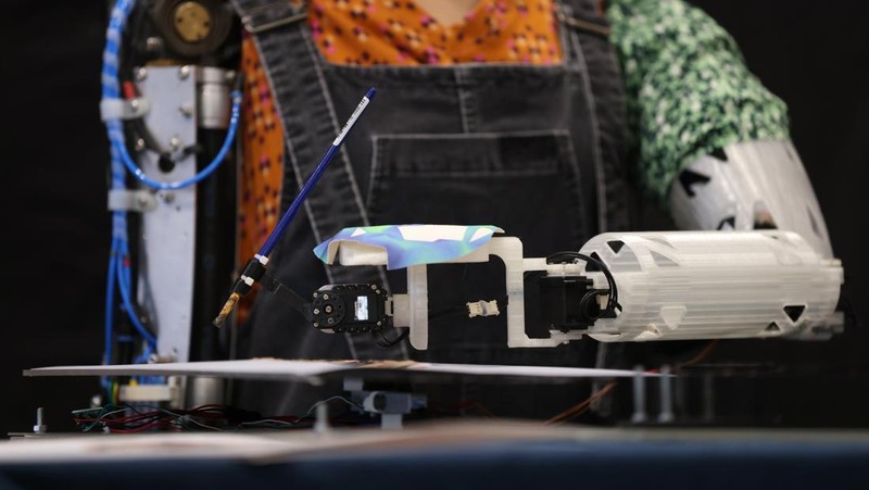 Seniman robot Ai-Da menunjukkan kemampuan melukisnya di hadapan media. Penasaran seperti apa hasil lukisannya? Lihat yuk.