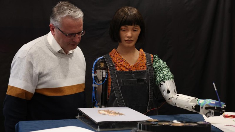 Seniman robot Ai-Da menunjukkan kemampuan melukisnya di hadapan media. Penasaran seperti apa hasil lukisannya? Lihat yuk.
