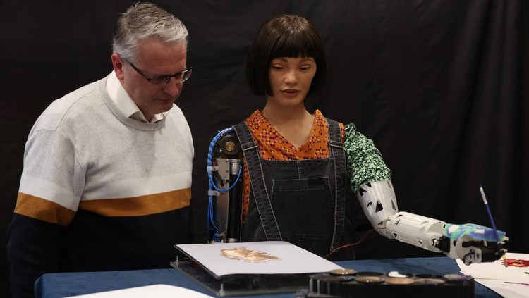 Bikin Terpana! Ini Lho Hasil Lukisan Seniman Robot Ai-Da Seniman robot Ai-Da menunjukkan kemampuan melukisnya di hadapan media. Penasaran seperti apa hasil lukisannya? Lihat yuk.