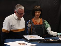 Bikin Terpana! Seniman Robot Ai-Da Bisa Melukis, Ini Hasilnya